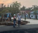 Kades Sontang Aspal Komplek Kantor Desa dengan Dana Pribadi