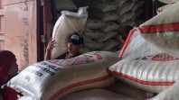 Bapanas Minta Warga Lapor Kalau Beras SPHP Dijual di Atas HET Rp 12 Ribu per Kg