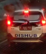 Terekam Kamera: Mobil Dishub Pelat B Buang Sampah Sembarangan di Jalan Puncak