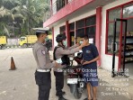 Antisipasi Dampak Kabut Asap, Personil Polsek Minas Rutin Bagikan Ratusan Masker