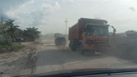 Hancurnya Infrastruktur Jalan Provinsi Riau di Manggala, Kec. Tanah Putih dan Kec. Pujud Akibat Mobil Perusahaan Melebihi Tonase
