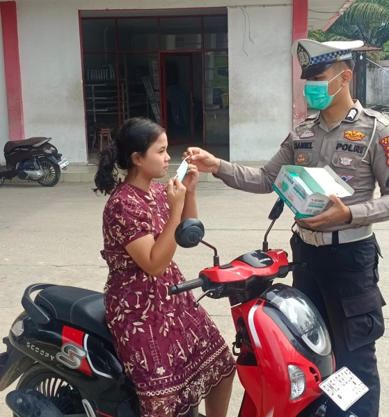 Kabut Asap Mengancam Kesehatan, Polsek Minas Bagikan 100 Masker kepada Warga