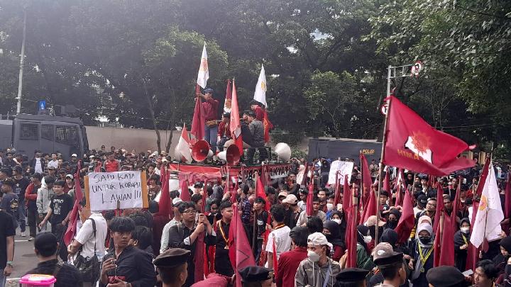 Tuntut KPK Tangkap Harun Masiku, Massa Demonstrasi Lempar Kadal dan Tikus
