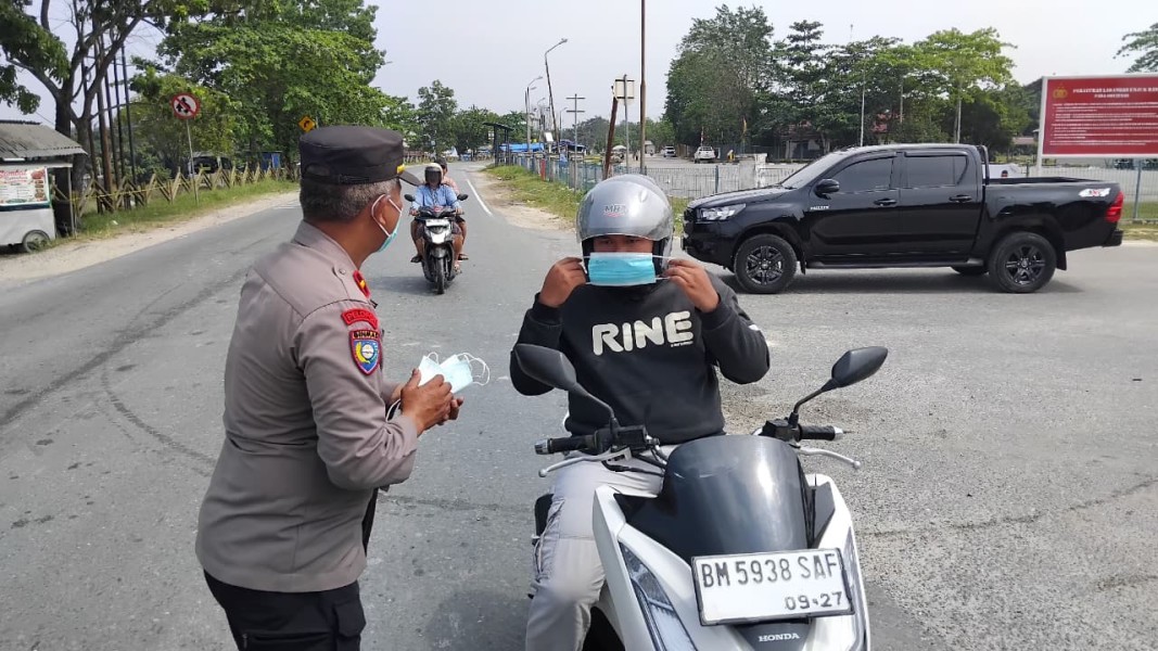 Antisipasi Dampak Kabut Asap Dan Peduli Kesehatan Warga, Polsek Minas Rutin Bagikan Ratusan Masker Kepada Masyarakat