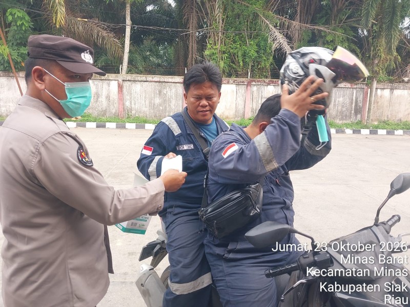 Antisipasi Dampak Tak Sehat Dari Kabut Asap, Polsek Minas Kembali Bagikan Ratusan Masker Kepada Masyarakat