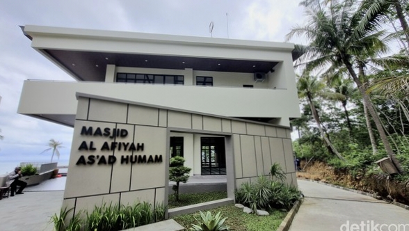 Masjid Jogja Ini View-nya Langsung Laut, Syiar Dakwah Keluarga KH As'ad Humam
