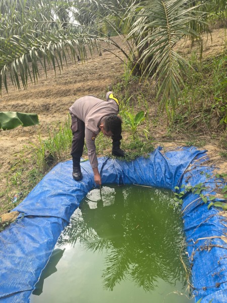 Bhabinkamtibmas Polsek Minas Cek Embung Air untuk Dukung Penyiraman Jagung Pipil di Minas Barat