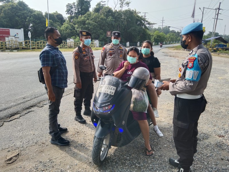 Peduli Kesehatan Warga di Tengah Kabut Asap, Polsek Minas Kembali Bagikan Ratusan Masker