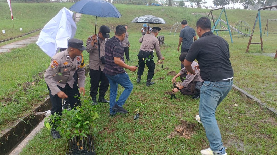 Polsek Minas Tanam 230 Bibit Pohon Dukung Program Green Policing Polda Riau