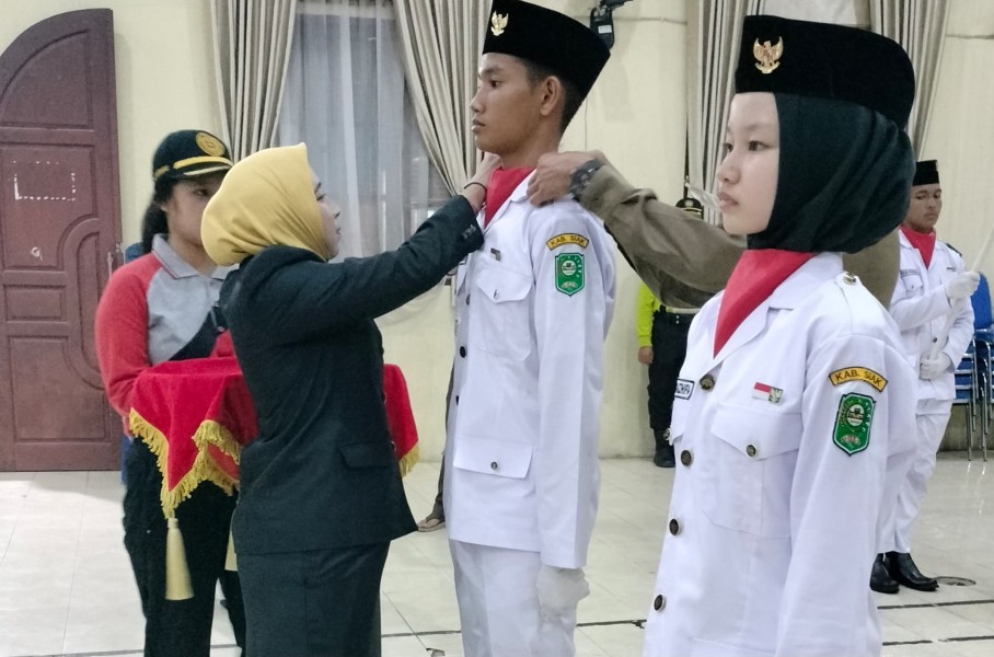 Kapolsek Minas Pimpin Pengamanan Malam Pengukuhan Paskibra Kecamatan Minas 2026