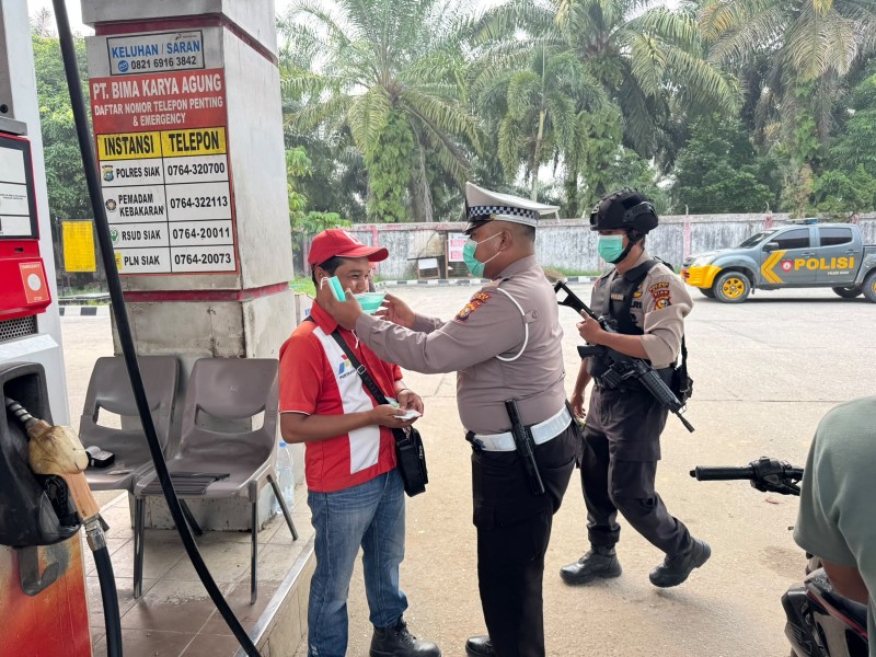 Polsek Minas Bagikan 100 Masker di Tengah Ancaman Kabut Asap, Warga Diimbau Jaga Kesehatan