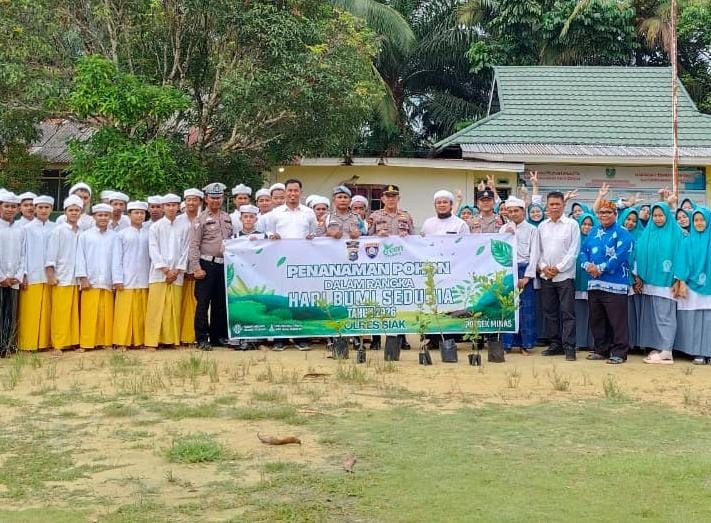 Peringati Hari Bumi, Polsek Minas Tanam Pohon dan Edukasi 'Green Policing' di Pesantren Baiturrahman Annizom