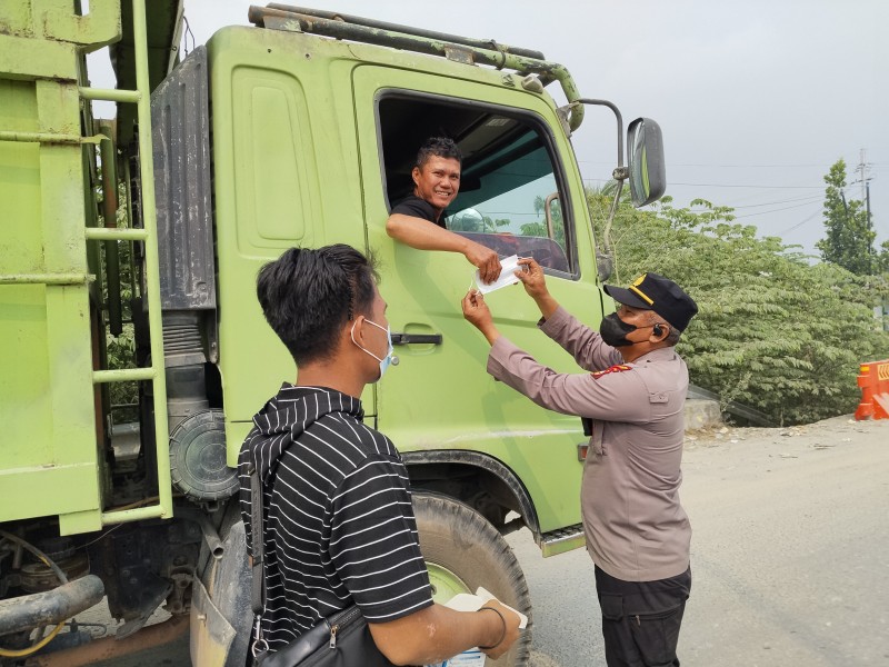 Jaga Kesehatan Warga di Tengah Kabut Asap, Polsek Minas Bagikan Ratusan Masker