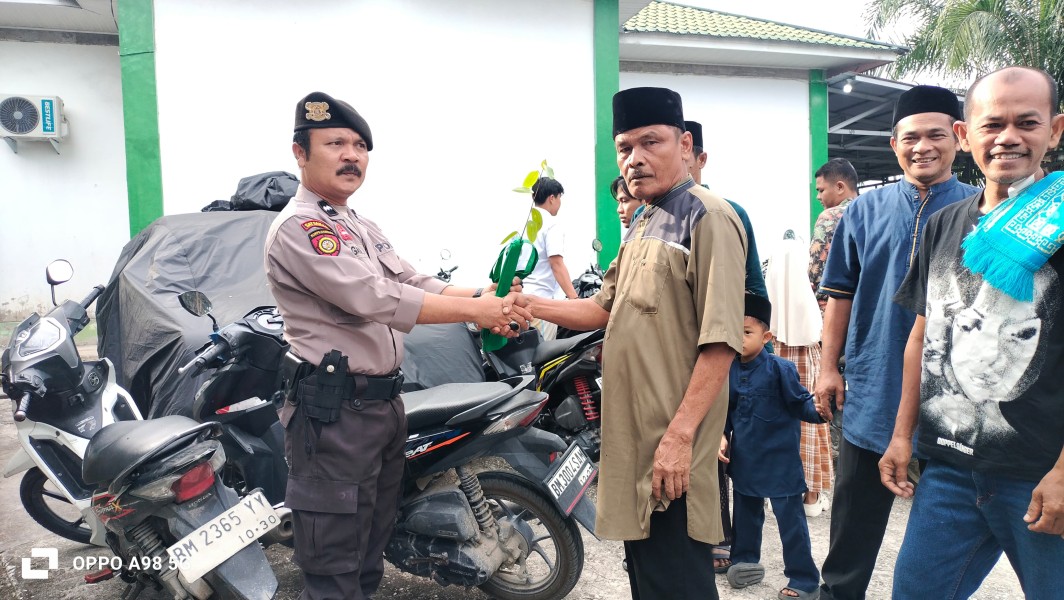 Polsek Minas Bagikan THR Tanaman Hari Raya kepada Jemaah Iduladha, Wujudkan Edukasi Green Policing di Tengah Masyarakat