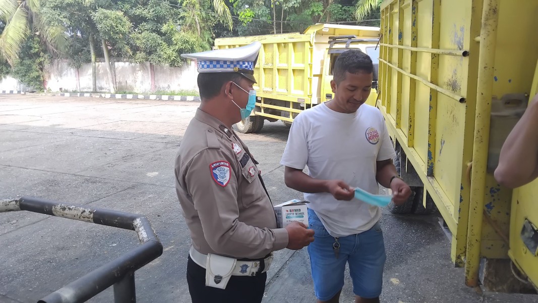 Polsek Minas Bagikan 100 Masker di SPBU Minas Barat, Antisipasi Dampak Kabut Asap