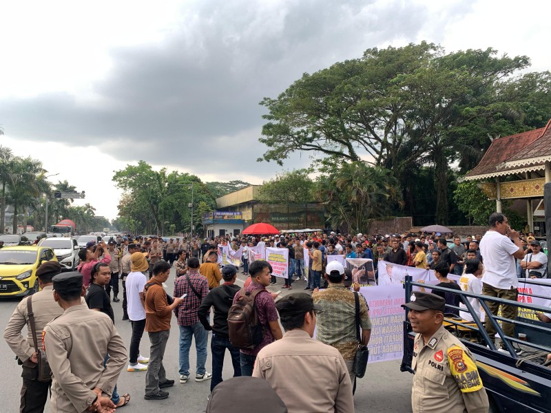 Massa Tumpah Ruah di Purna MTQ, Desak Polda Riau Usut Dugaan Ijazah Palsu Bupati Rohil