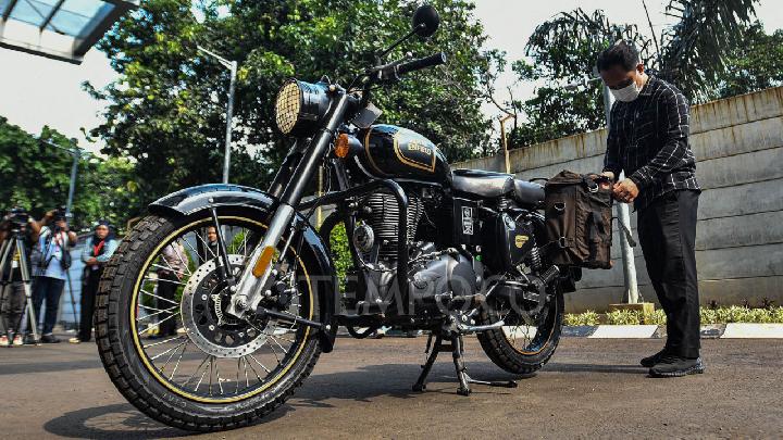 Setelah Royal Enfield, KPK Menyita Mobil Mercedes Benz Milik Ridwan Kamil