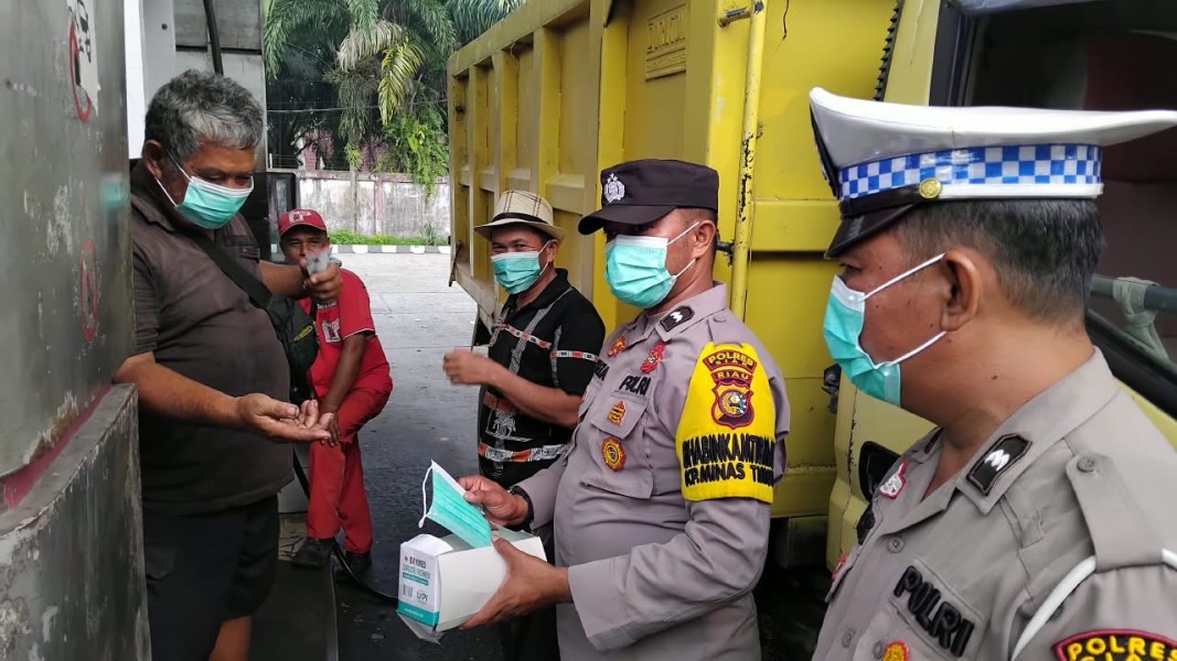 Cegah Dampak Kabut Asap, Polsek Minas Turun ke SPBU Minas Barat Bagikan 100 Masker