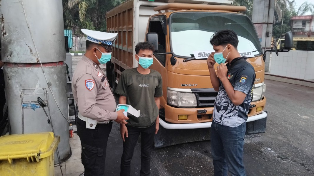 Polsek Minas Turun ke Jalan, 100 Masker Dibagikan untuk Warga di Tengah Ancaman Kabut Asap