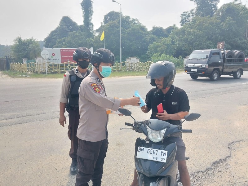 Kabut Asap Belum Usai, Polsek Minas Masih Rutin Bagikan Ratusan Masker Kepada Warga
