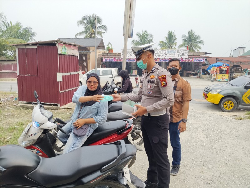 Polsek Minas Bagikan 100 Masker kepada Warga untuk Antisipasi Dampak Kabut Asap Yang Kian Pekat