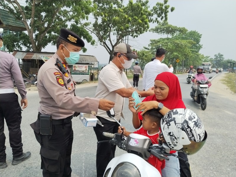 Antisipasi Kabut Asap, Polsek Minas Bagikan 100 Masker kepada Masyarakat