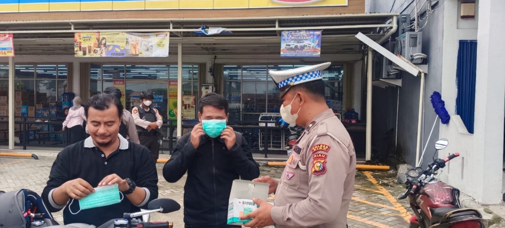 Antisipasi Dampak Kabut Asap, Personil Polsek Minas Rutin Bagikan Ratusan Masker Kepada Masyarakat