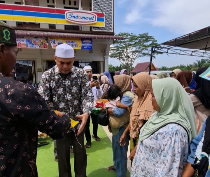 Indomaret Desa Sontang Resmi Dibuka: Zulfahrianto, SE resmikan dengan Syukuran & Pembagian 600 Sak Beras dan Minyak Goreng kepada masyarakat