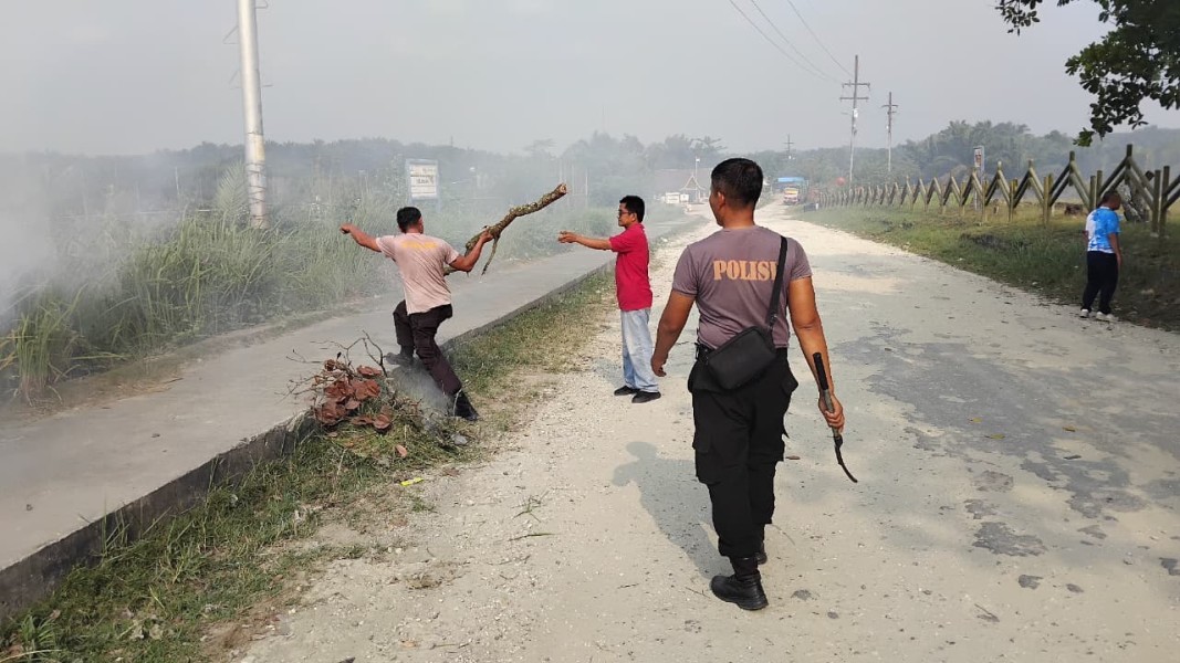 Jelang Hari Jadi Ke-31 Kecamatan Minas, Kapolsek Kompol Syahrizal Pimpin Aksi Bersih-Bersih di Jalan Yos Sudarso
