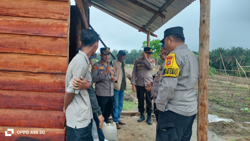 Kapolsek Minas Serahkan Bantuan Alsintan dan Pestisida kepada Kelompok Tani Dahlia Kuning, Dukung Swasembada Pangan di Siak