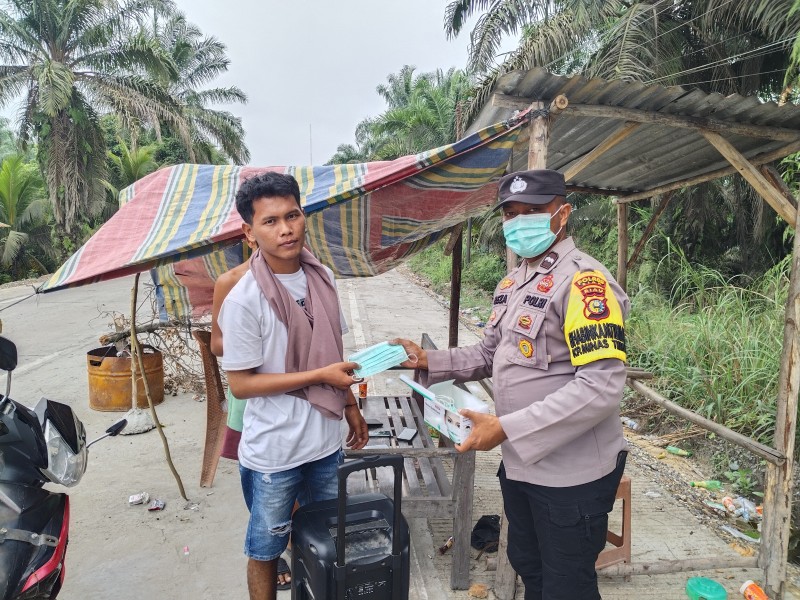 Polsek Minas Bagikan 100 Masker kepada Warga di Simpang Perawang Minas, Antisipasi Dampak Kabut Asap