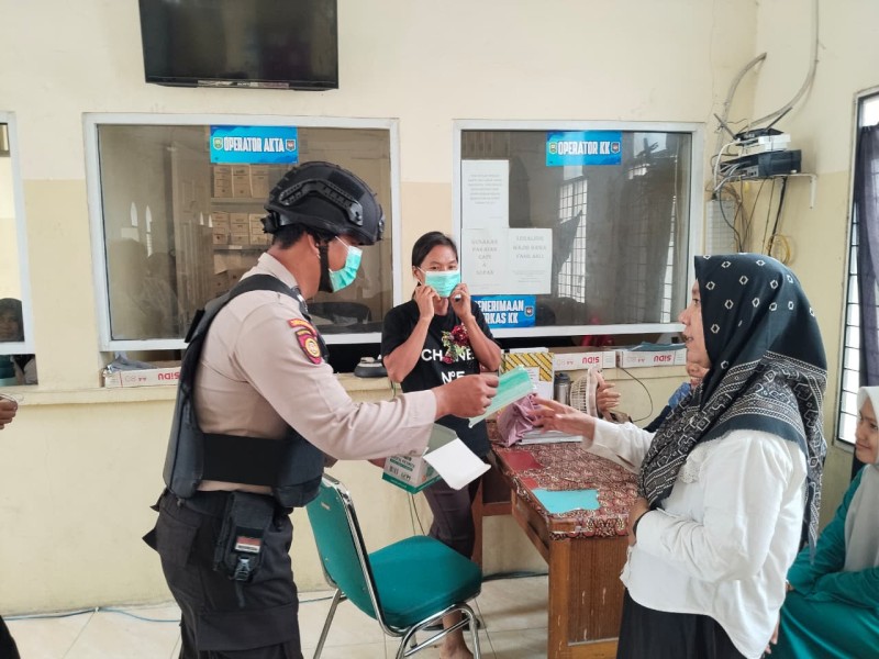 Antisipasi Dampak Kabut Asap, Polsek Minas Bagikan 100 Masker kepada Masyarakat Yang Sedang Beraktivitas
