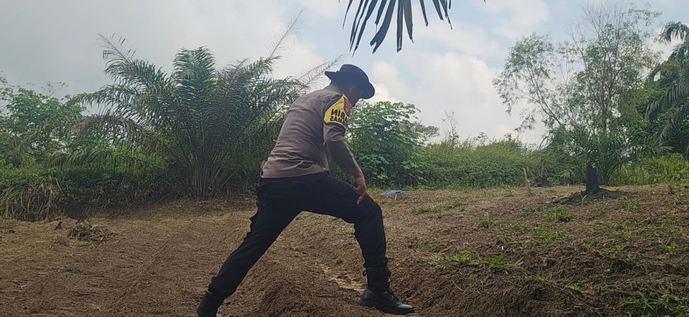 Polsek Minas Dampingi Persiapan Lahan Jagung Program Ketahanan Pangan, Kelompok Tani Mulai Bersihkan Lahan 0,5 Hektare