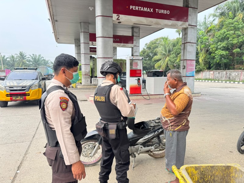 Antisipasi Dampak Kabut Asap, Polsek Minas Bagikan Masker Kepada Masyarakat Ramai
