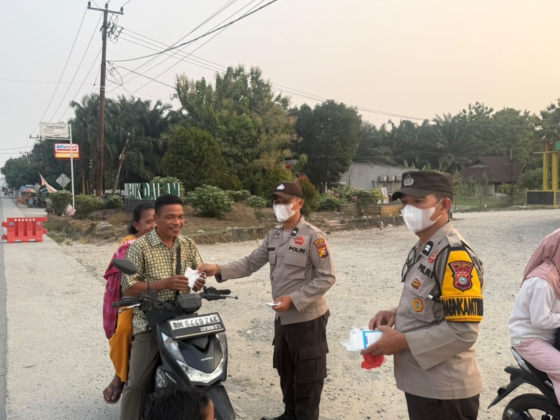 Polres Siak Bagikan Ribuan Masker, Antisipasi Dampak Kabut Asap dan ISPA