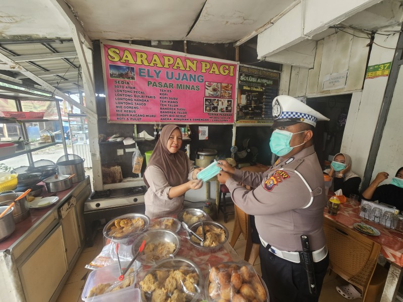 Polsek Minas Turun ke Pasar, Bagikan 100 Masker untuk Antisipasi Kabut Asap