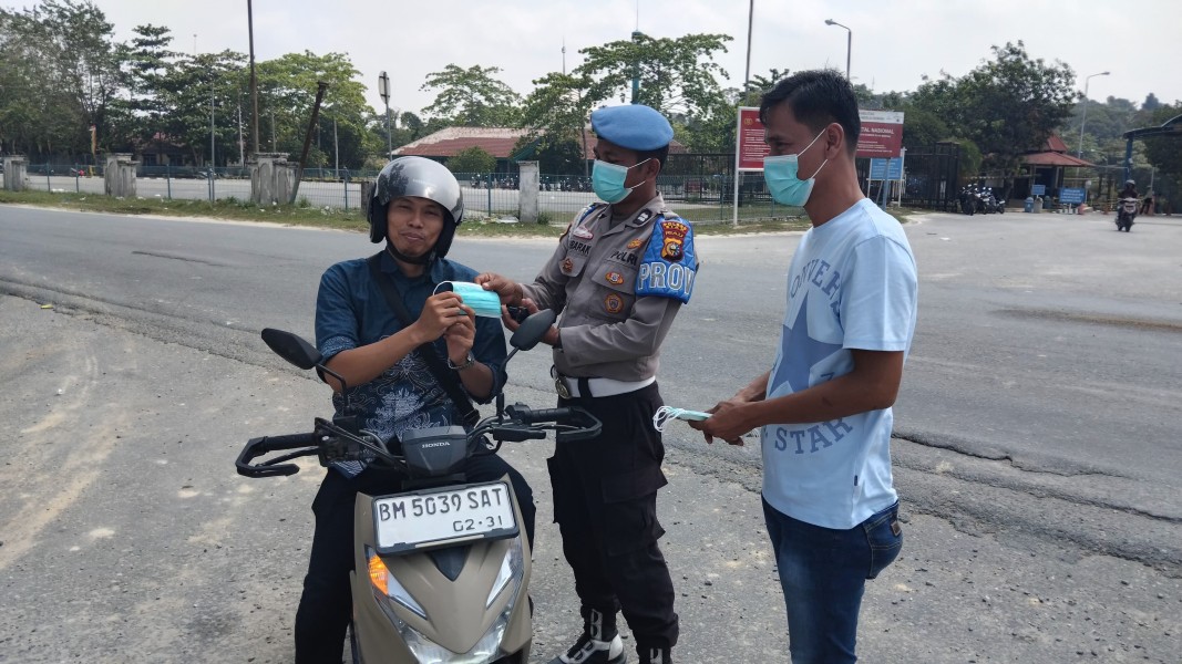 Polsek Minas Peduli Kesehatan Warga Akibat Dampak Kabut Asap, Ratusan Masker Dibagikan di Simpang Gate I PHR