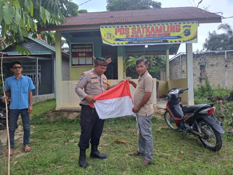 Polsek Minas Bagikan Bendera Merah Putih kepada Warga Sambut HUT RI ke-81