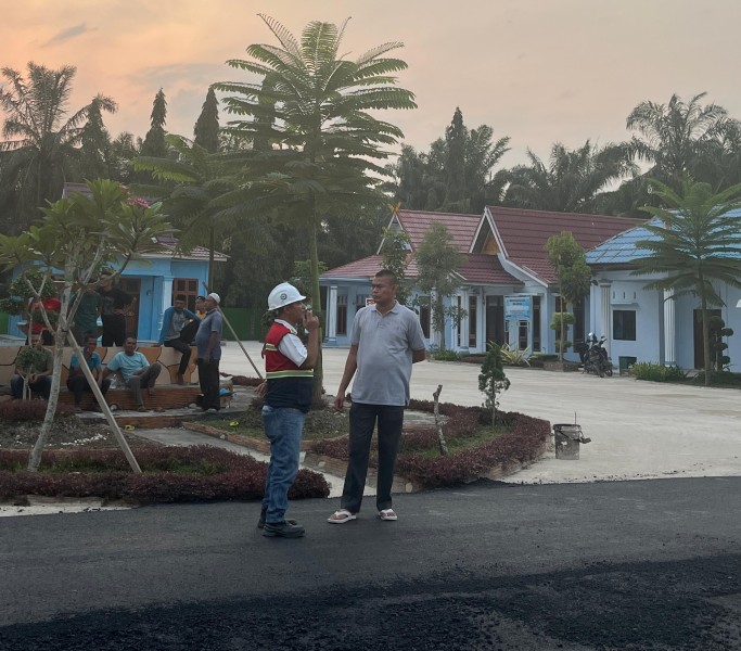 Kades Sontang Aspal Komplek Kantor Desa dengan Dana Pribadi