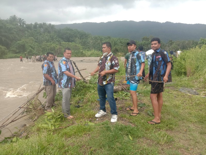 Mobil Pengangkut Anak Sekolah Tercebur ke Sungai Siraisan, Dua Pelajar Meninggal Dunia — DPD IPK Palas Turun Lengkap Membantu Evakuasi