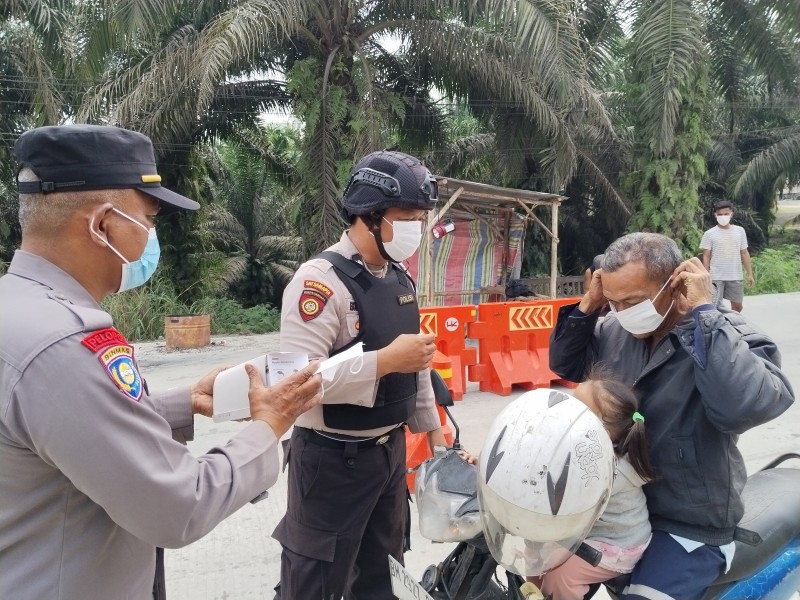Polsek Minas Bagikan 100 Masker kepada Masyarakat, Antisipasi Dampak Kabut Asap