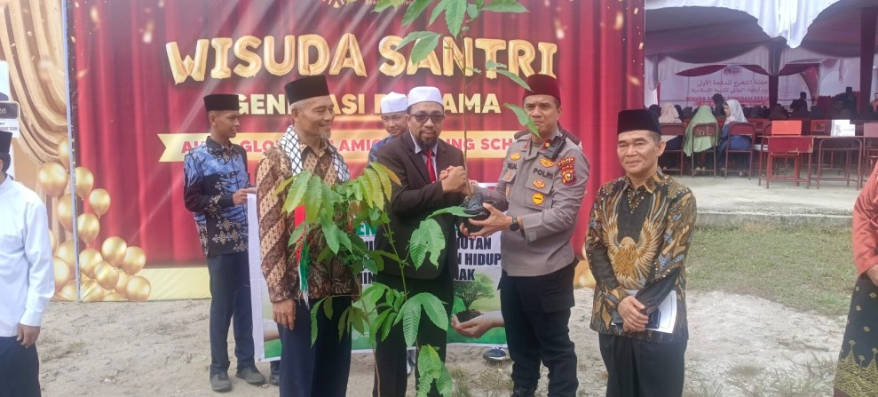 Luluskan Angkatan Pertama, Wisuda Perdana Ponpes Aufia Diwarnai Aksi Green Policing Oleh Polsek Minas