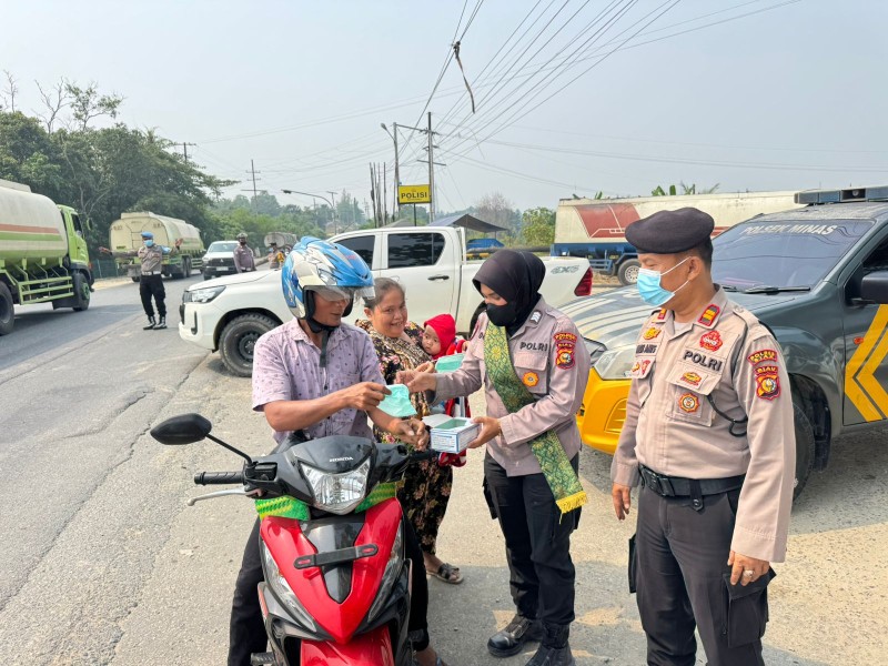 Kabut Asap Masih Menyelimuti, Polsek Minas Kembali Bagikan Ratusan Masker Kepada Warga