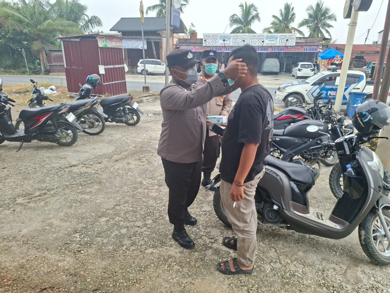 Polsek Minas Bagikan 100 Masker kepada Warga, Kapolsek Kompol Syahrizal Imbau Tetap Gunakan Masker Saat Kabut Asap