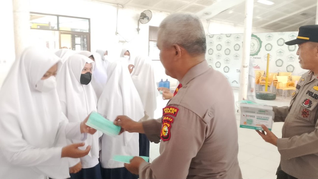 Polsek Minas Bagikan 100 Masker ke Warga dan Pelajar, Antisipasi Dampak Kabut Asap