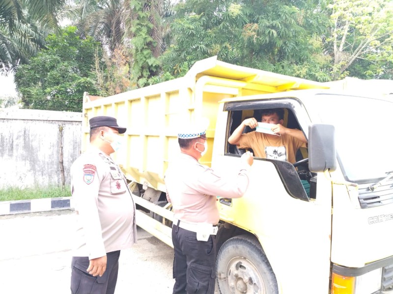 Antisipasi Dampak Kabut Asap, Polsek Minas Bagikan 100 Masker kepada Masyarakat