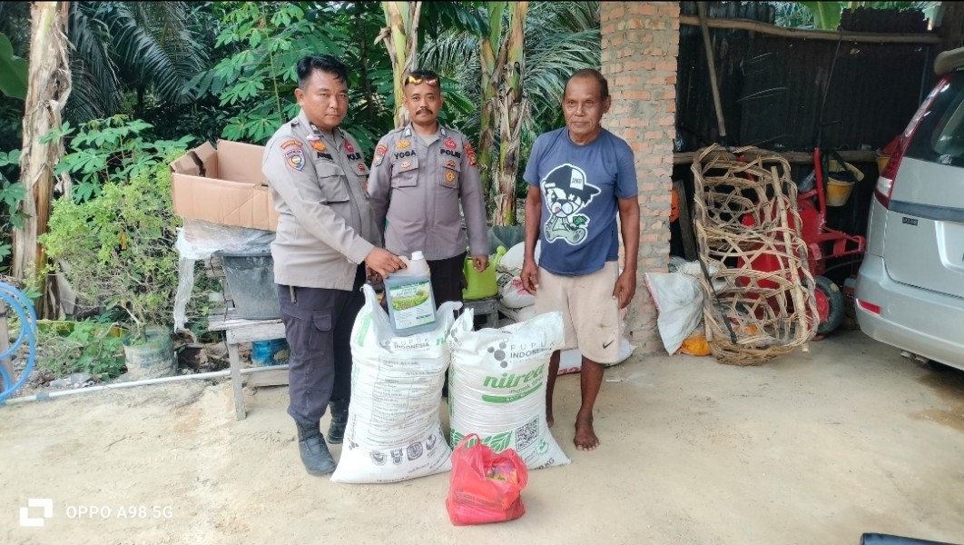 Dukung Program Ketahanan Pangan Nasional, Polsek Minas Salurkan Bantuan Pupuk dan Bibit Jagung kepada Kelompok Tani