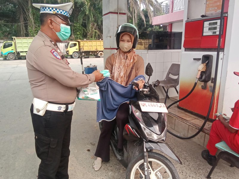 Cegah Dampak Kabut Asap, Polsek Minas Bagikan 100 Masker kepada Masyarakat