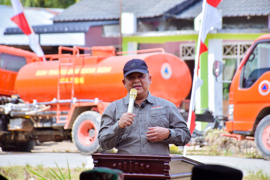 Pj. Bupati Aceh Tamiang Tanam Rumput Vetiver Cegah Erosi Tanggul Sementara