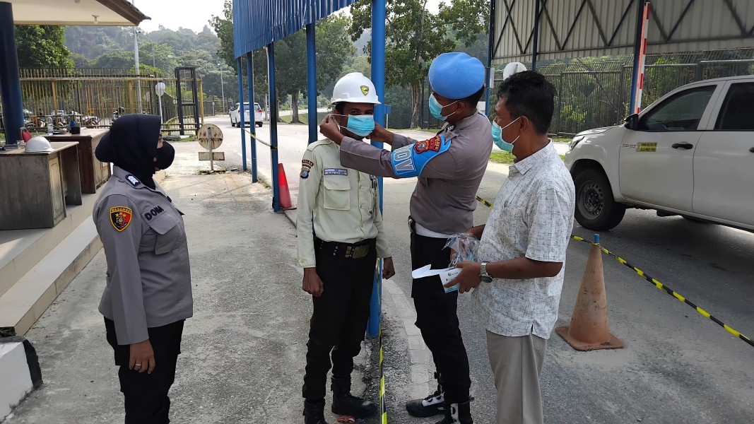 Antisipasi Gangguan Kesehatan Akibat Kabut Asap, Polsek Minas Rutin Bagikan Masker Kepada Masyarakat